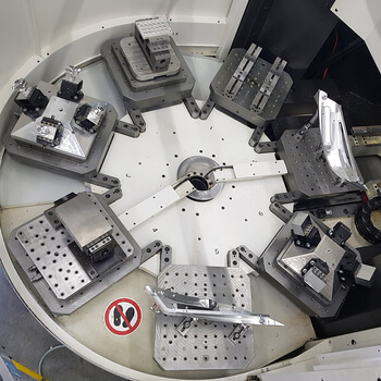 A pallet changer in the CNC machining department can be loaded with several orders in order to carry out the fully automatic machining of the programmed workpieces